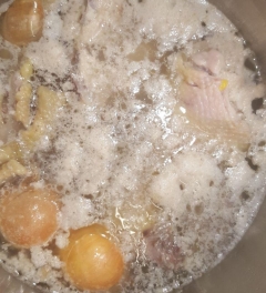 Suppe im Topf mit Schaum